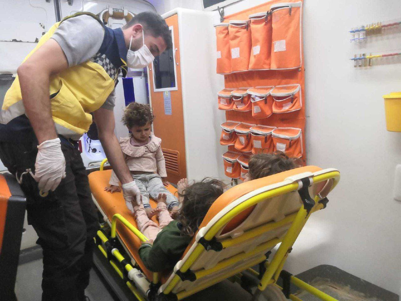 إصابة 11 شخصا بحالة تسمم غذائي...