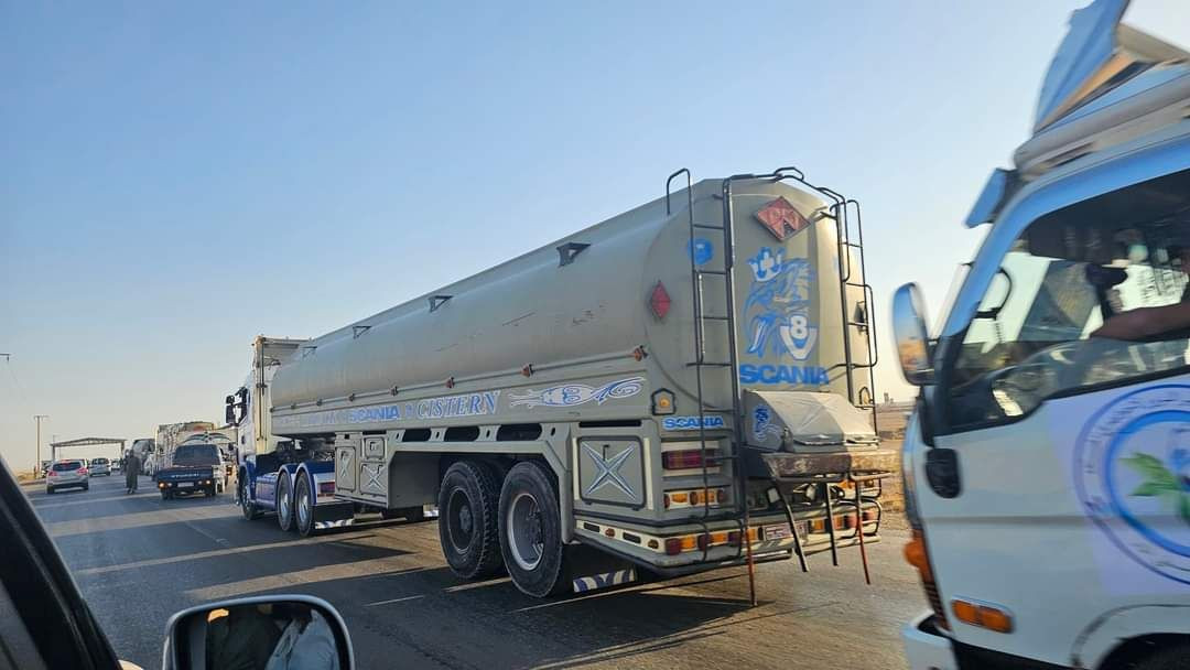 وصول قافلة قادمة من ديرالزور إ...