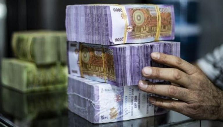 "المركزي" يخفض قيمة الليرة الس...