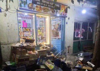 مواطنون أتراك يقتحمون محلات تج...