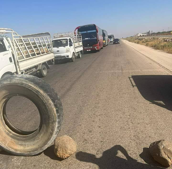 توسع الاحتجاجات.. أهالي السويداء يقطعون طريق دمشق 