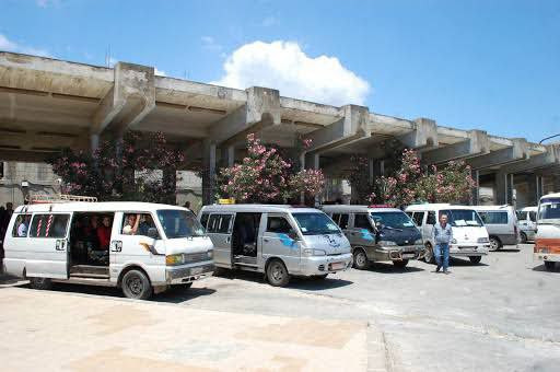 سائقو "السرافيس" في حماة يعترض...