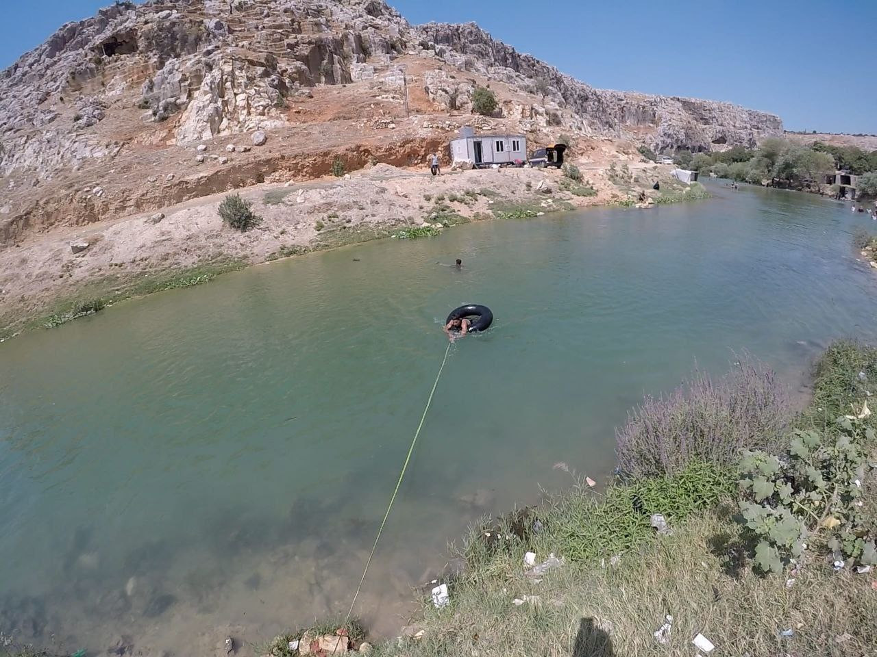 "الدفاع المدني" يُنقذ خمسة أشخ...