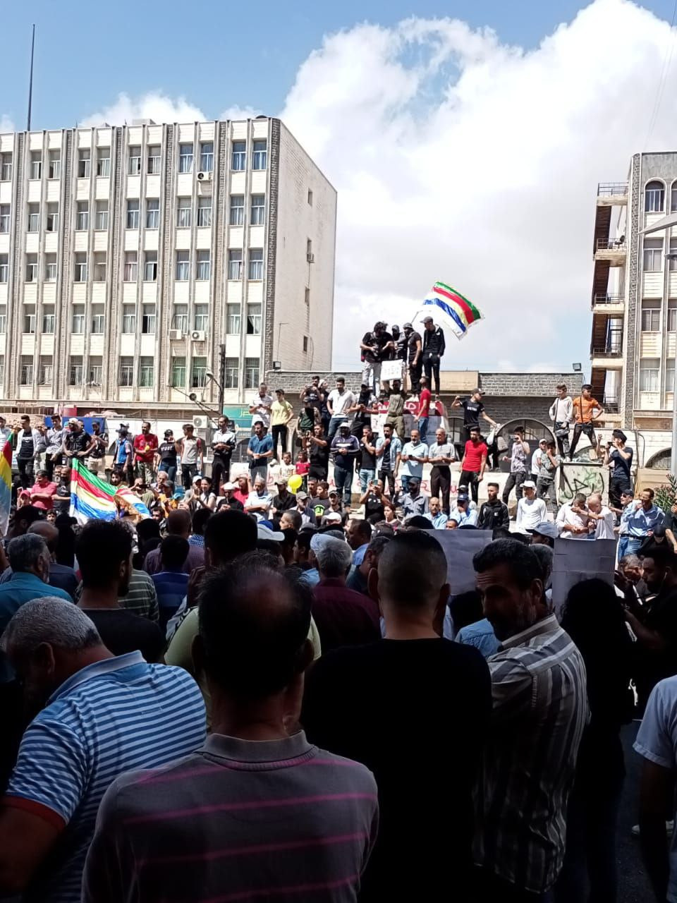 النظام يفرق المحتجين في شهبا ب...