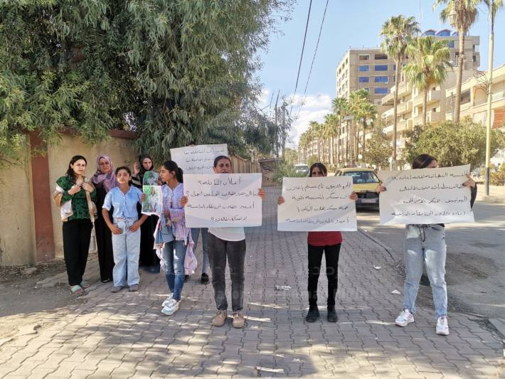 عائلة تعتصم للمطالبة بإعادة طف...