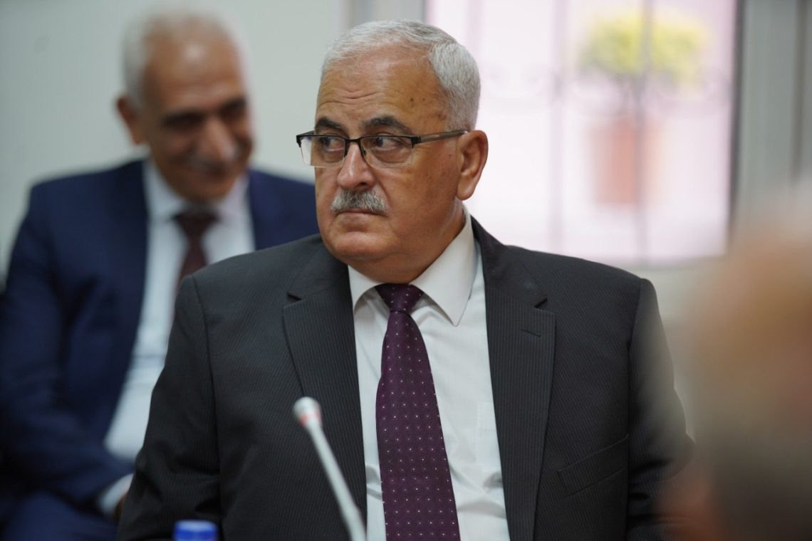 شخصيتان تستعدان للاستقالة منه....