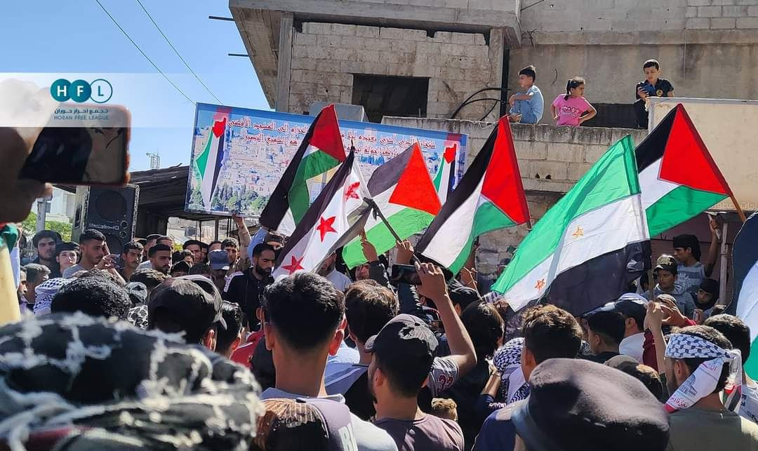 رافعين علم الثورة.. المئات يشا...