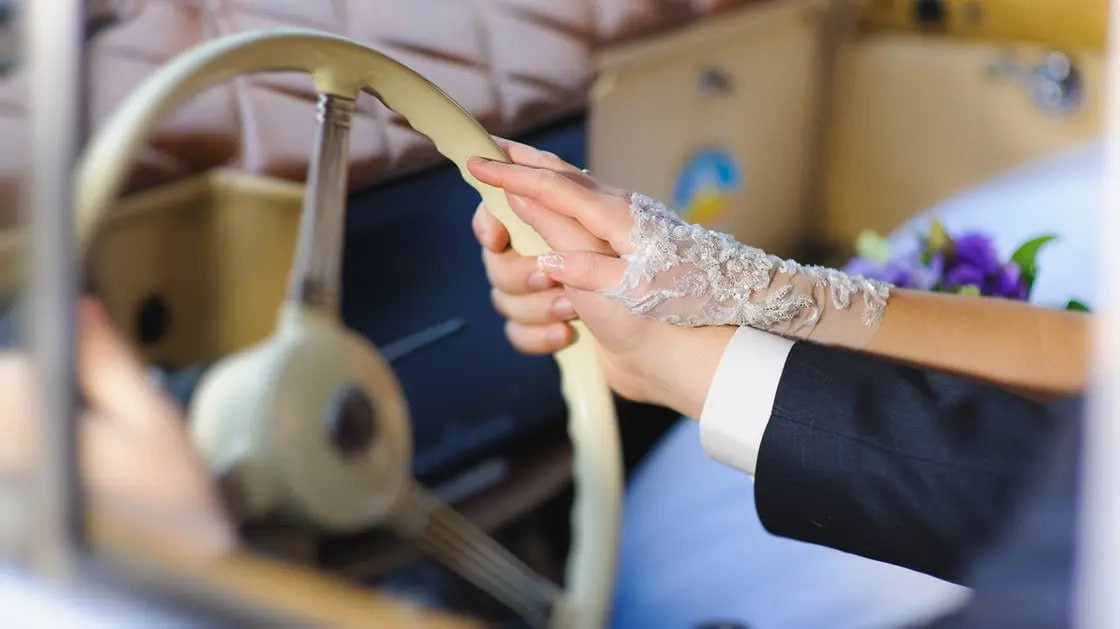 سيارة عروسين تركيين تدهس طفلا...