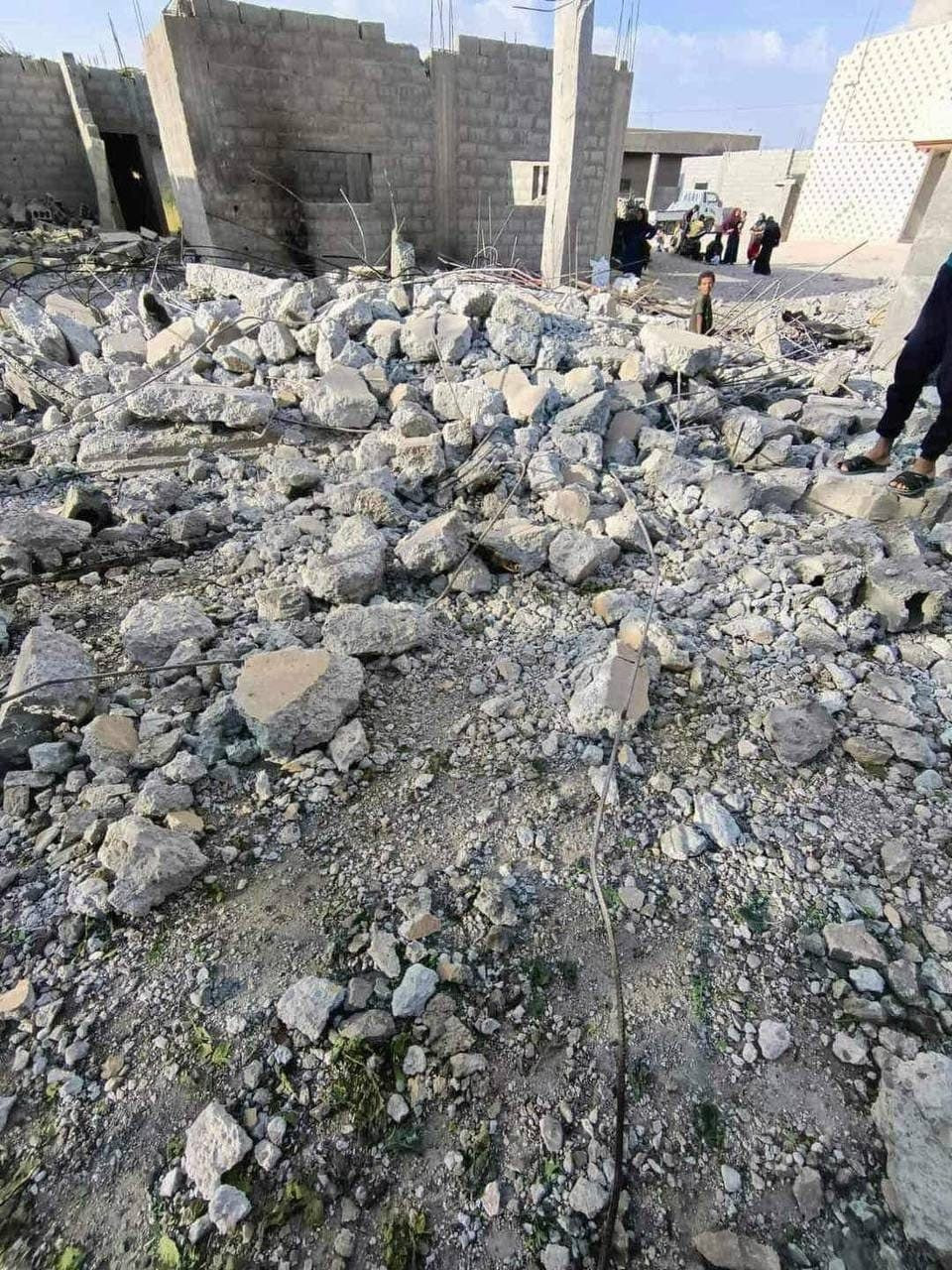 "قسد" تفجر منزلا وتعتقل شقيقين...