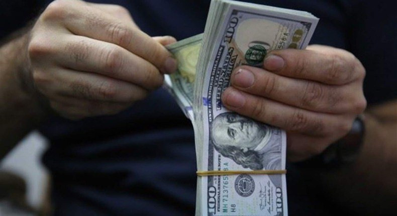 خلاف حول دولارات مزورة يتسبب ب...