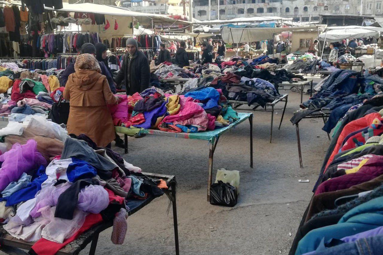 سوريات يقايضن ملابس أطفالهن ال...