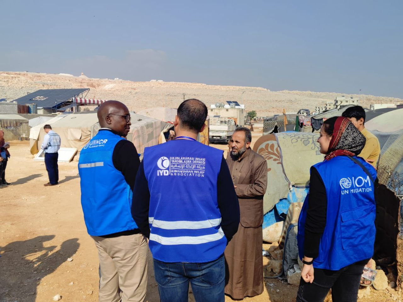 وفد أممي يزور مخيمات المهجرين...