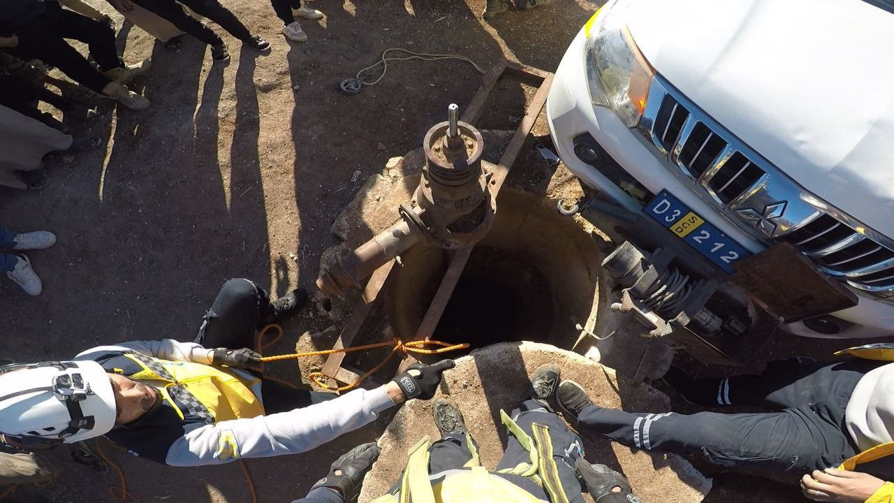 فرق الدفاع تنتشل جثة طفل من بئ...