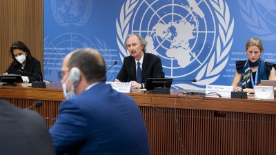 وفد النظام للجنة الدستورية يرف...