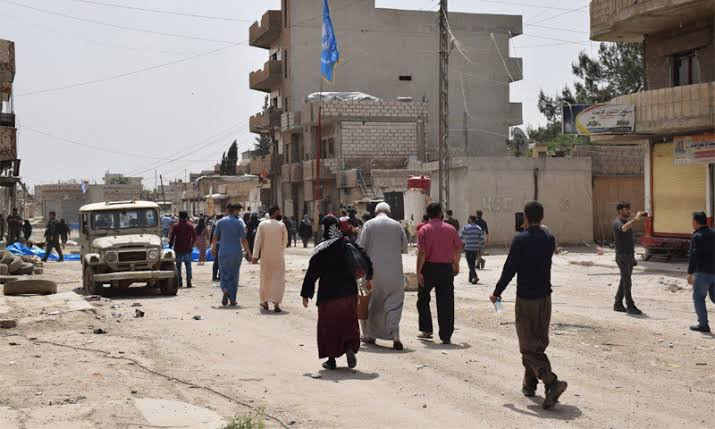 "قسد" تبلغ نازحين من دير الزور...