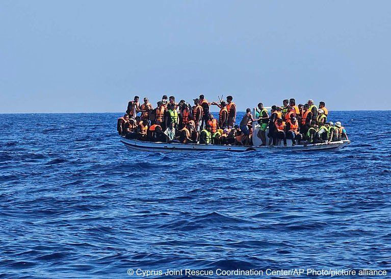 غادروا من لبنان.. قبرص تحتجز 3...