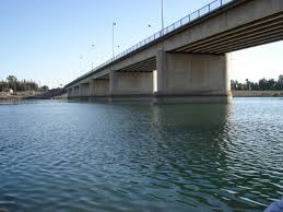 شباب الرقة يشاركون في ترميم جس...