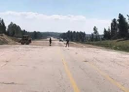  عسكريون ومدنيون يهاجمون معبر...