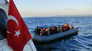 إنقاذ مهاجرين، بينهم  11 طفلاً من خمسة زوارق في بحر إيجه