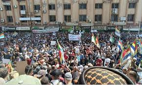 لافتات تنتقد التشكيلة الحكومية...