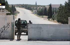 محتجون يعيدون إغلاق معبر أبو ا...