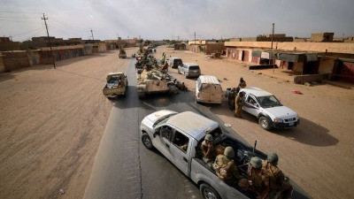 دير الزور.. مجموعة عشائرية تها...