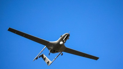 "مسيرة تركية" تستهدف سيارة لقو...