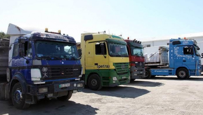 النظام يفرض 10 في المئة رسوم ع...