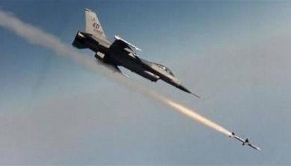 التحالف ينفذ غارات ضد قافلة ال...