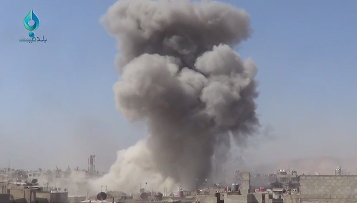 شهداء وجرحى بقصف جوي على دوما...