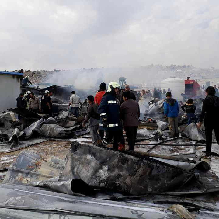 إصابات باندلاع حريق في مخيم لل...