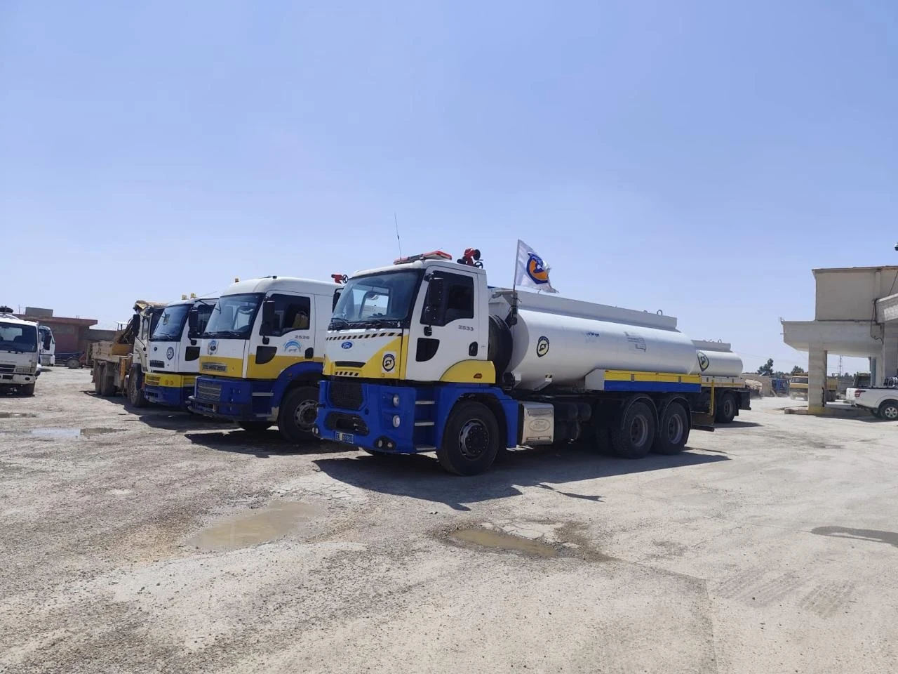 فرق "الدفاع المدني" تنتشر في ر...