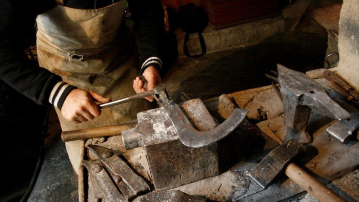 حداد يعذب طفلا بوحشية بريف دمش...