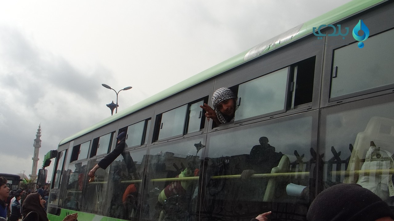 تهجير أول دفعة من أهالي الوعر...