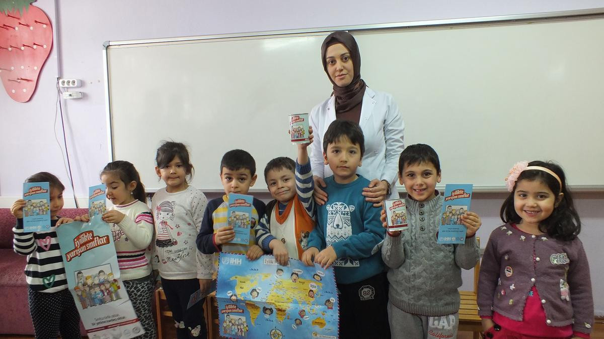 طلاب أتراك يجمعون التبرعات لأط...