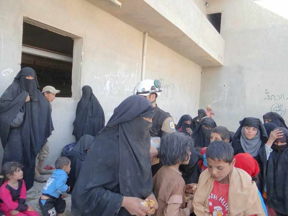 النظام وإيران يحاصران 14 ألف م...