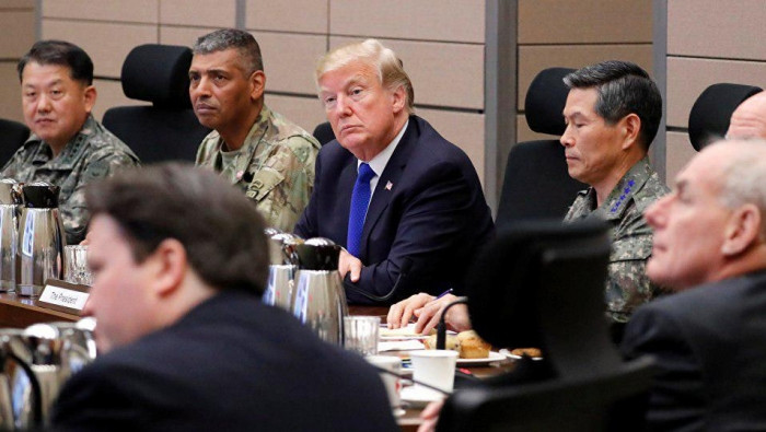 ترامب يبحث مع قادة عسكريين الر...