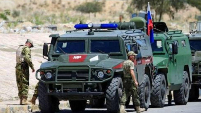 الروس يذلون عناصر حاجز للنظام...