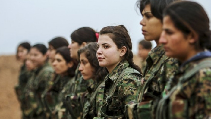 "كتيبة نسائية" في الرقة تعتنق...