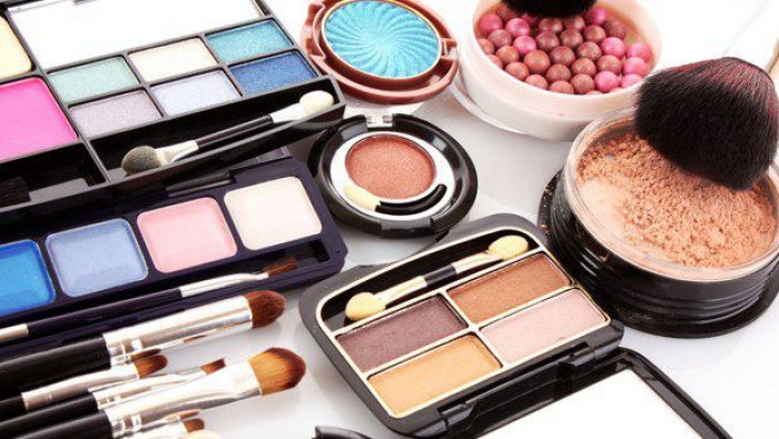 المكياج.. حرفة تدر اﻷرباح في ا...