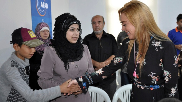 "ليندسي لوهان" تطالب "ترامب" ب...