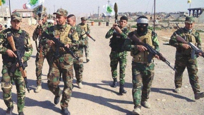 عناصر الحرس الثوري يرشون قادته...