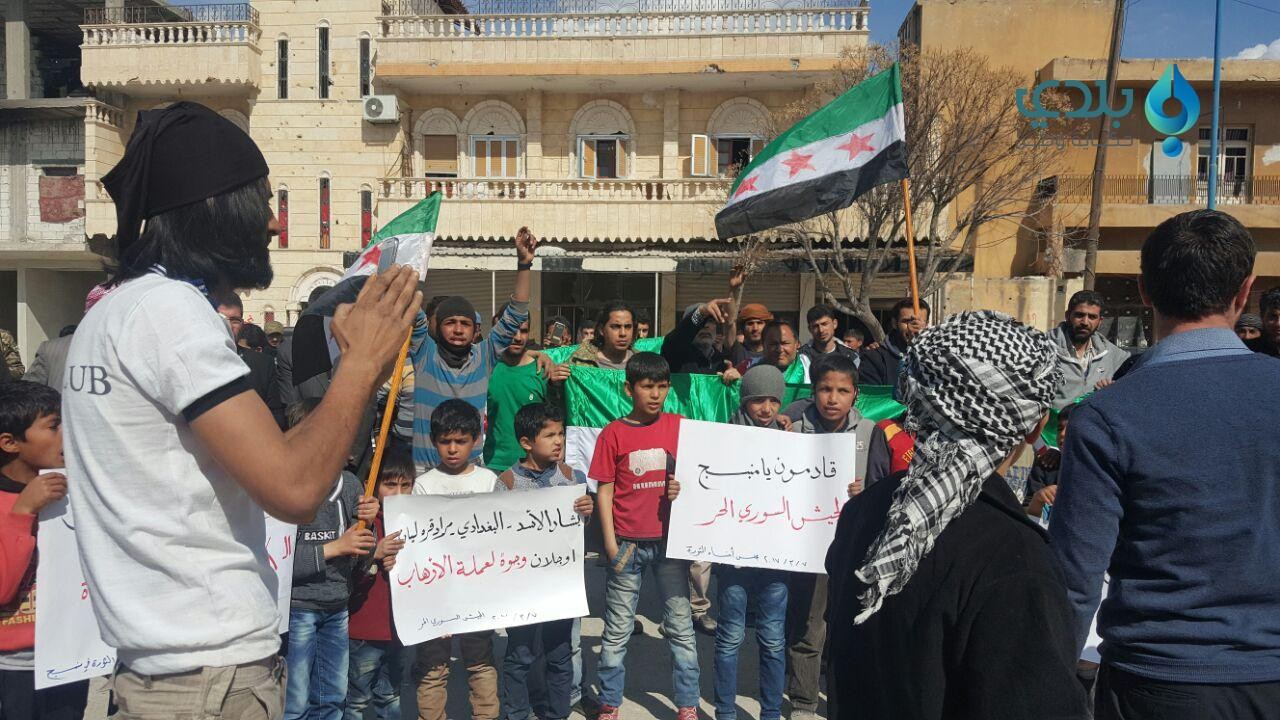 أهالي منبج يتظاهرون في جرابلس...