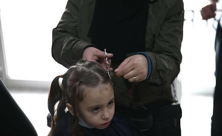 طفل سوري يقص شعره تضامنا مع مر...