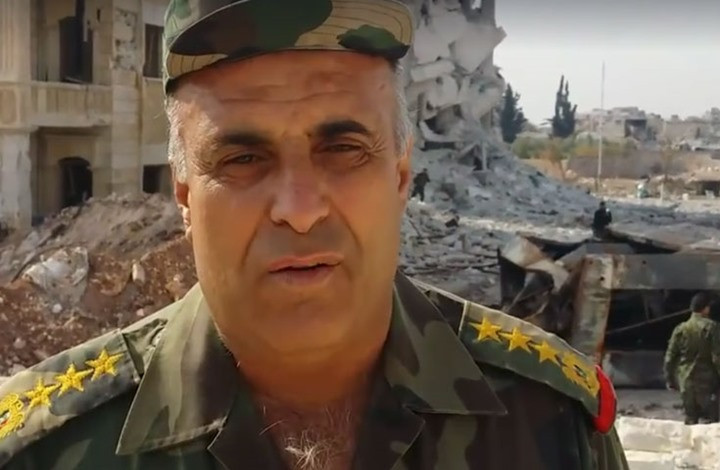 ضابط في جيش الأسد يؤدي التحية...