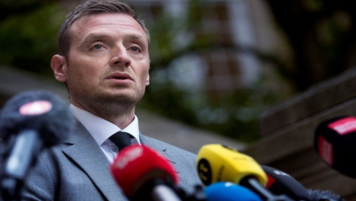 الدنمارك تتهم ثلاثة أشخاص بتزو...