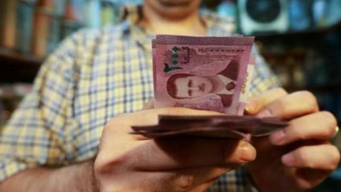 الليرة السورية تفقد 7% من قيمت...