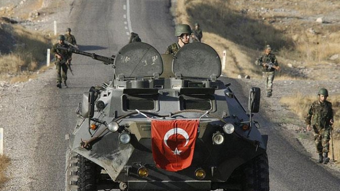 تعزيزات تركية قبالة الرقة والن...