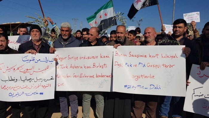 مهجرو ريف حلب يطالبون "الحر" ب...