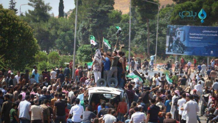 مظاهرة في سراقب تنادي بإسقاط ا...